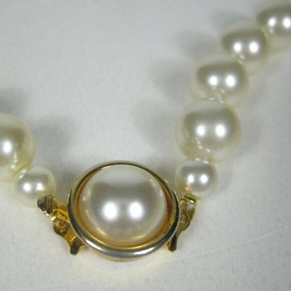 Vintage Imitation Pearl Necklace Ornate Gold Tone Clasp 18 inch - Picture 3 of 9